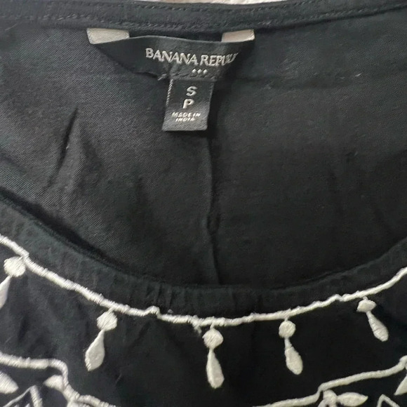 Black size small sleeveless Banana Republic top with white lace - Picture 2 of 4